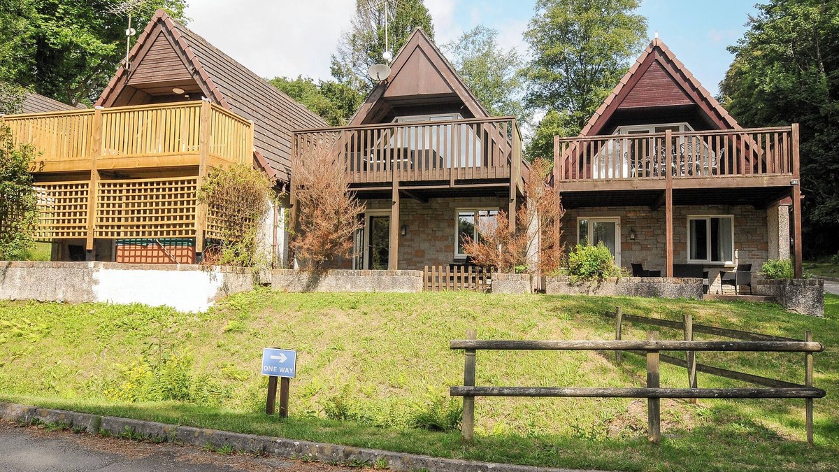 St. Ann's Chapel Cottage | 42 VALLEY LODGE, pet friendly, with pool in St Ann's Chapel, Cornwall
