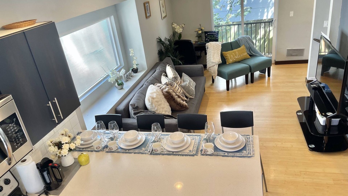 University District House | 4212 UW 2-Bedroom modern Townhouse N Seattle home