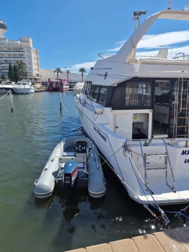 Empuriabrava Boat Rental | 43 ft motoryacht in Empuriabrava