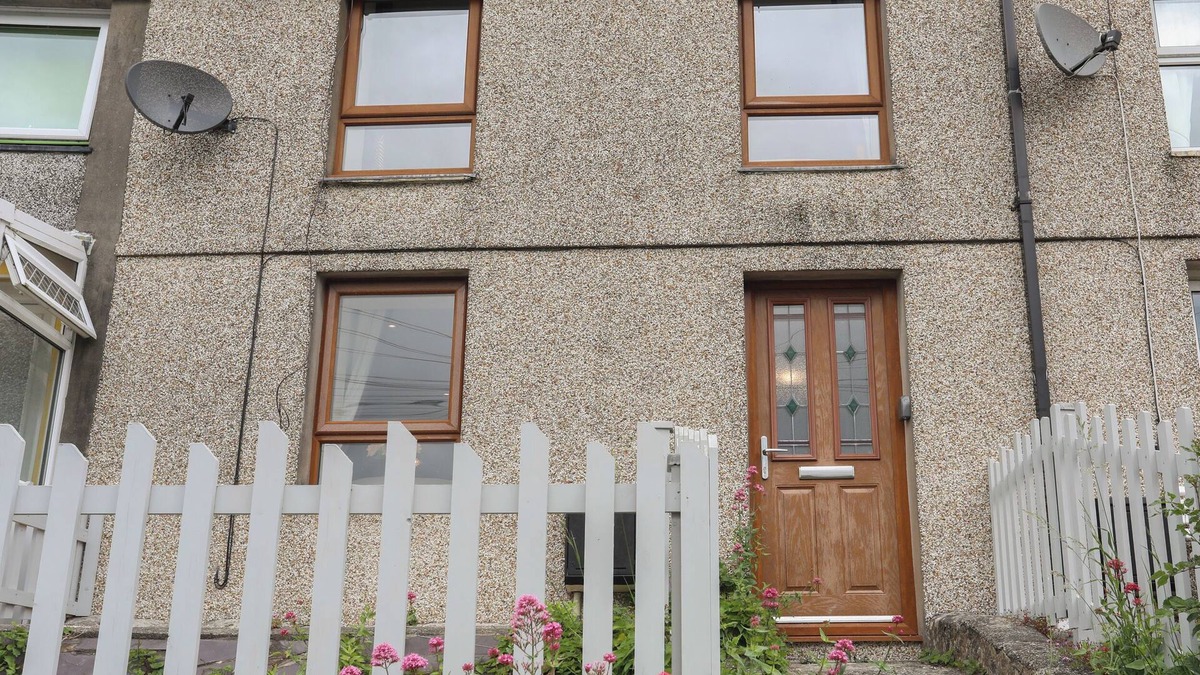 Llandwrog House | 43 HYFRYDLE ROAD, with open fire in Penygroes