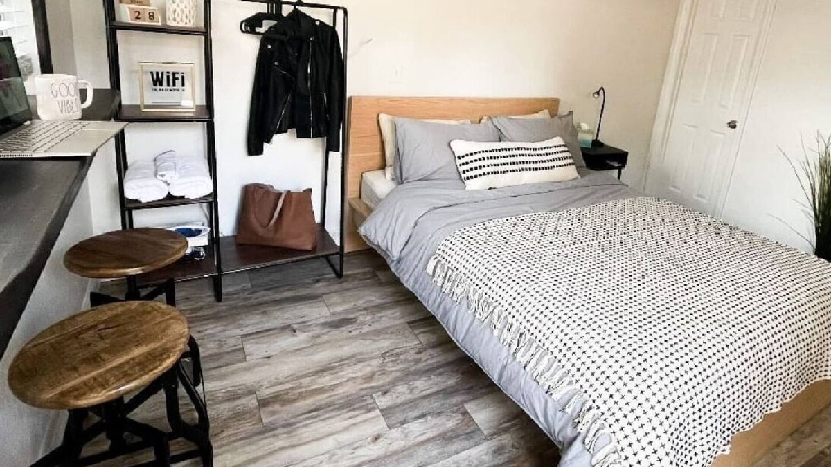 Carver City - Lincoln Gardens Apartment | #43 New La Salle in-law suite byJoyful Moments