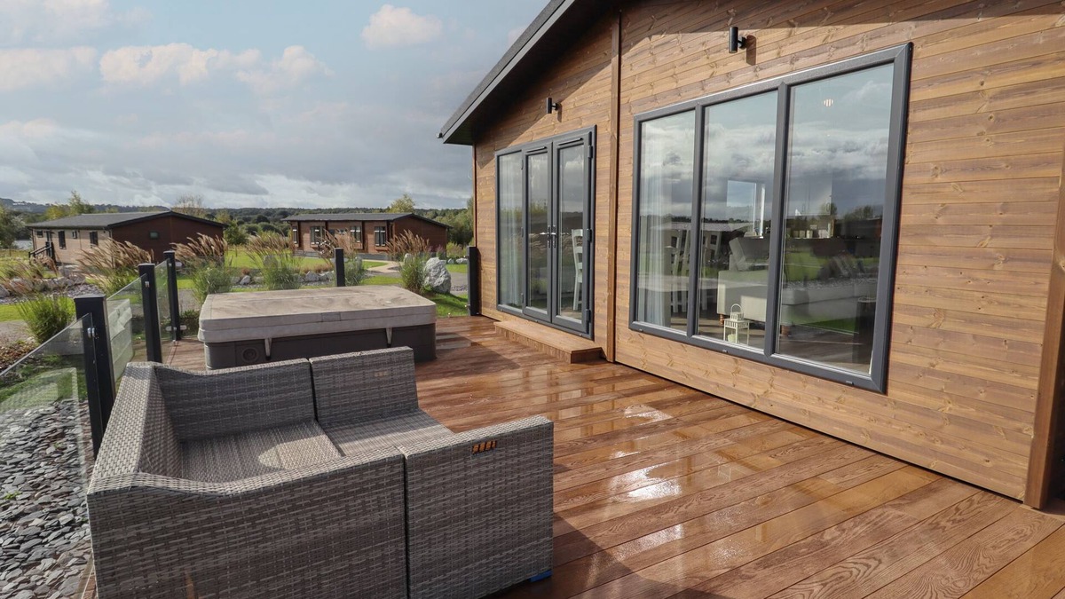 Oakmere Cottage | 44 DELAMERE POINT, family friendly, with hot tub in Delamere
