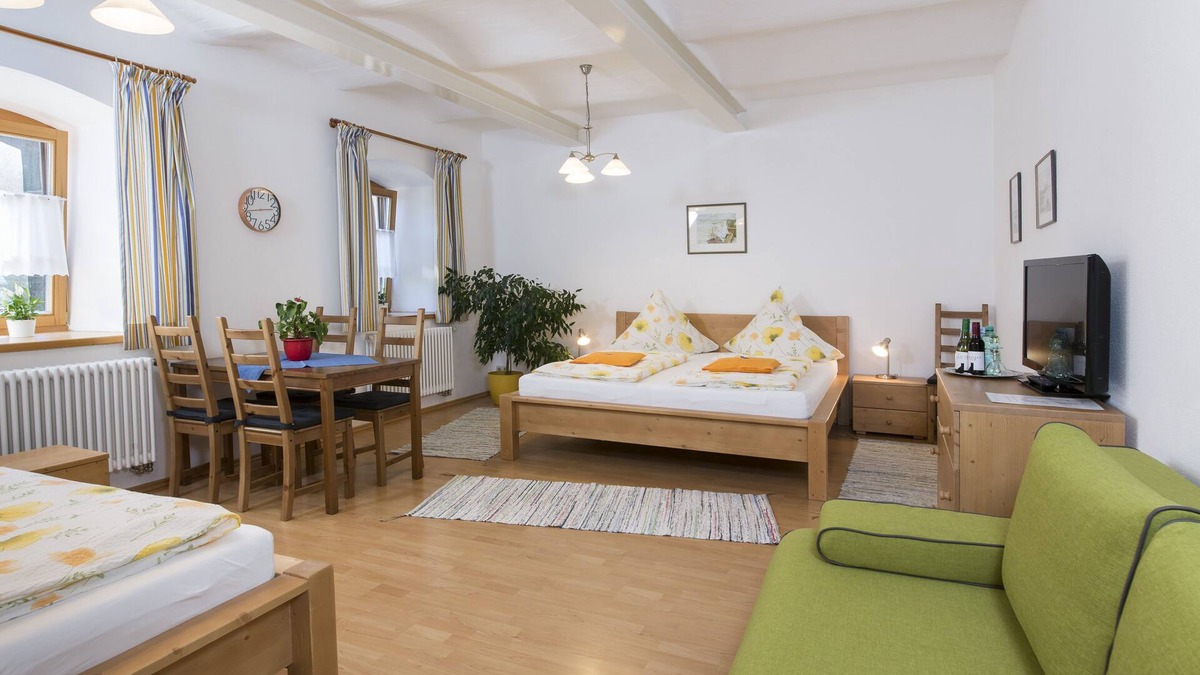 Otterfing Apartment | 45 m² apartment on the south side with restored vaulted ceiling