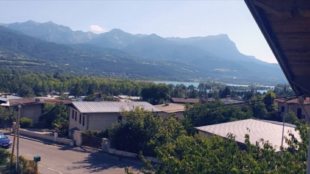 Embrun Apartment | 45 m² attic apartment on the top floor of a villa