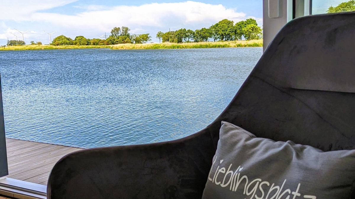Wangerland Boat Rental | 45 m² houseboat with 40 m² roof terrace, modern furnishings. See photos!