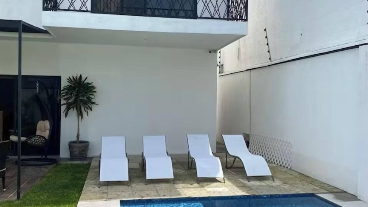 Chiconcuac House | 450 sqm house with heated pool, 3 bedrooms and beautiful garden.