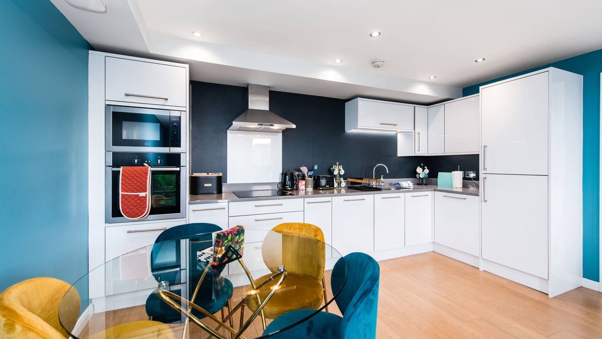 Bonnington Cottage | 48 Annandale Street - Bold, bright child friendly apartment with free parking.