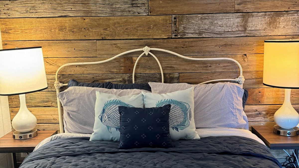 Quinlan Cabin | #49 Cozy Lake Front Cabin w/AC, WiFi & Breathtaking Views! Marina w/Free Fishing