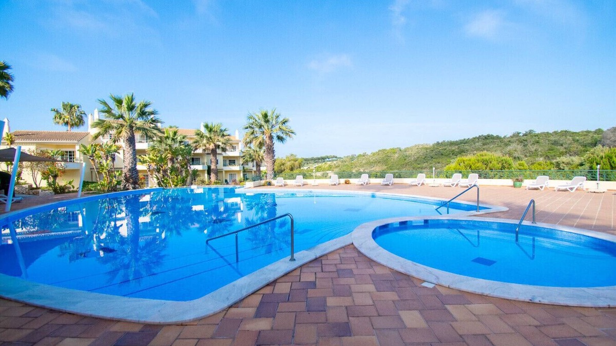 Carvoeiro Ski Chalet | 49 Presa da Moura Superbly 2 Bed Townhouse Close to Carvoeiro
