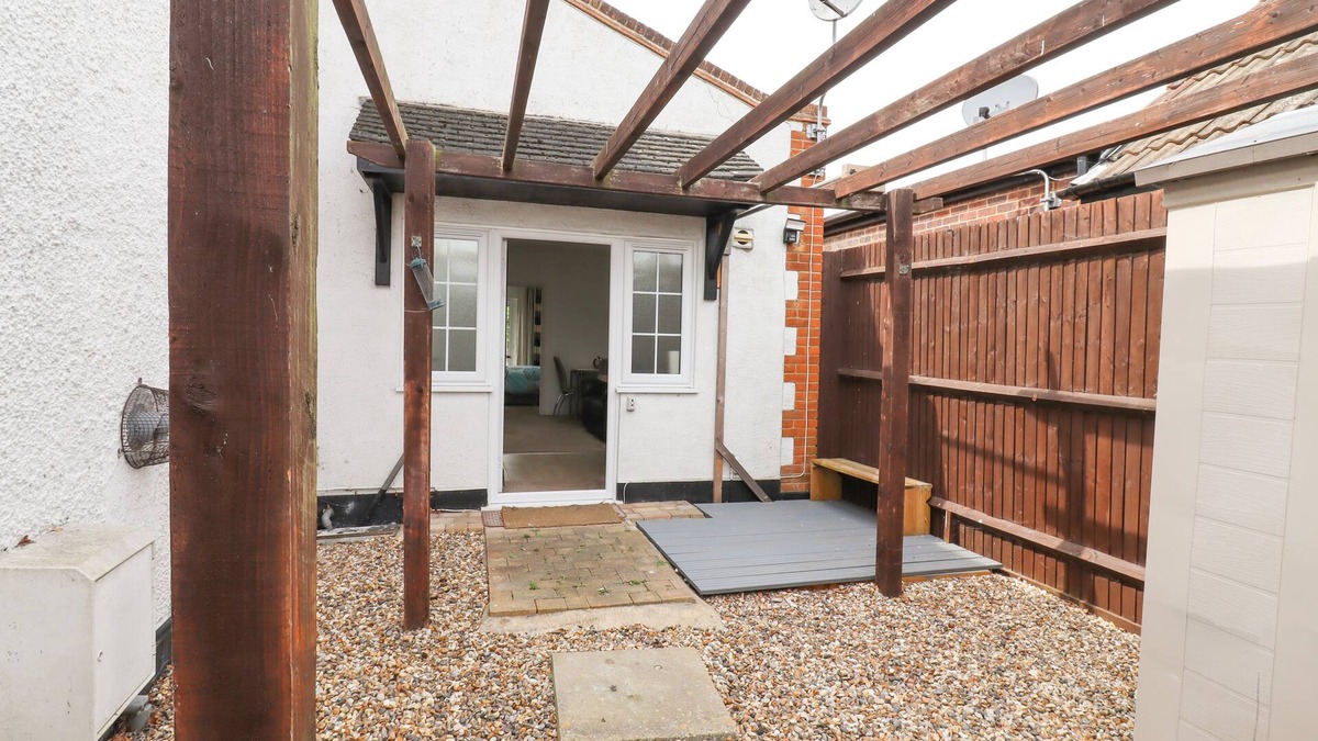 Barling Cottage | 493 LITTLE WAKERING ROAD, with a garden in Little Wakering