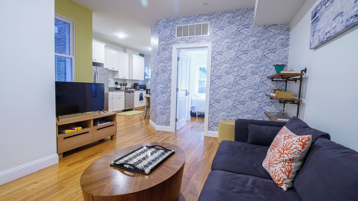 Washington Park Apartment | 4BD 1.5BTH Sunny Apt in Roxbury