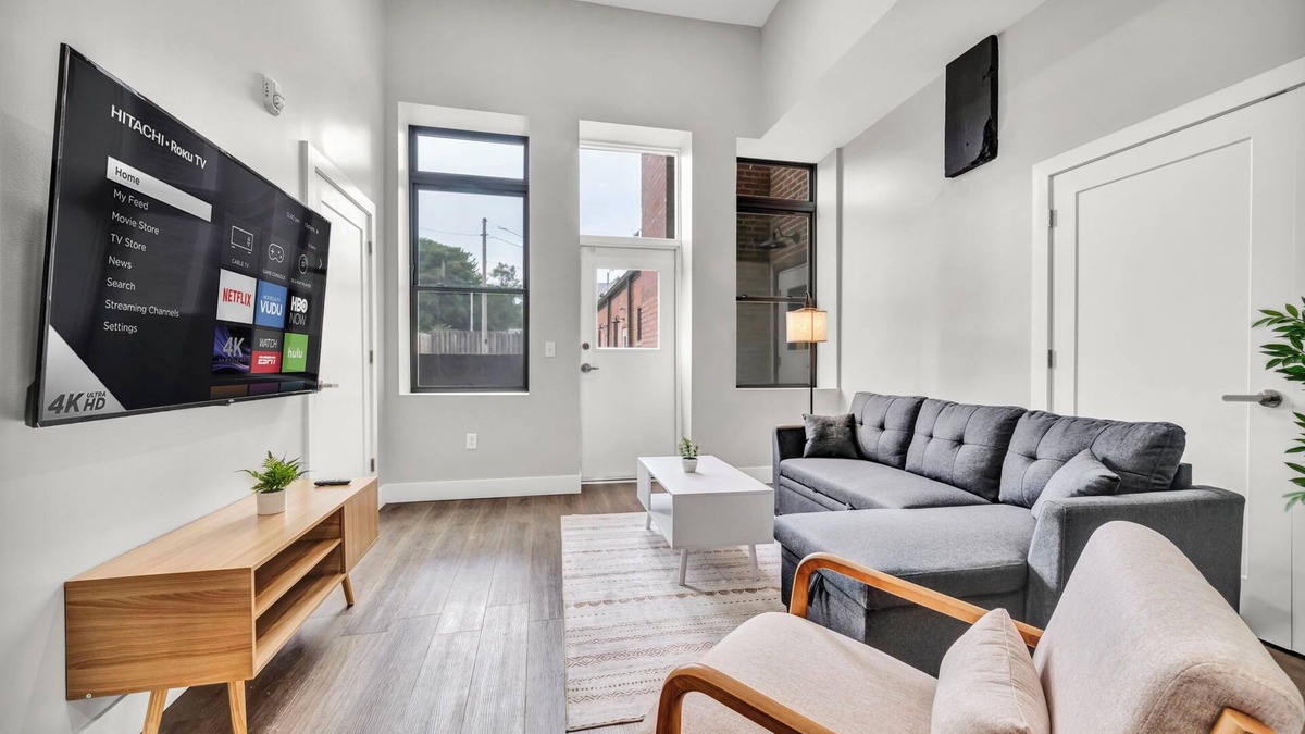 Cleveland Apartment | 4Bd+65"TV+Crib+8 Min Away from DT CLE