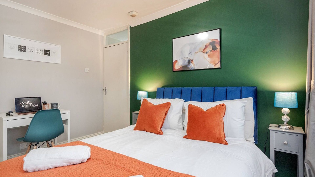 Enfield Highway House | 4BD Family and Contractor house in North London with Parking