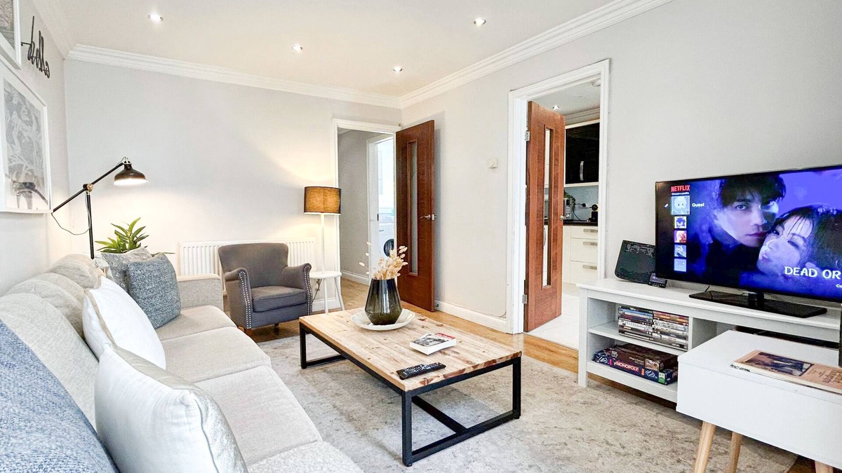 West Hampstead House | 4BDR Kilburn Flat near Hampstead Heath, Abbey Road