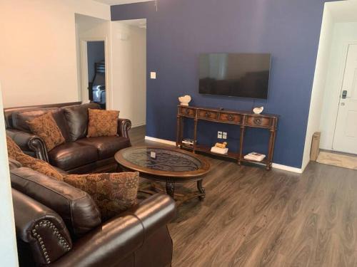 Decker Prairie House | 4Bed 2Bath Entire Home