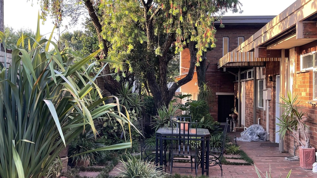 Hartbeespoort House | 4bed 3-bath, solar, aircons pool, entertainment area. Near restaurant shopping