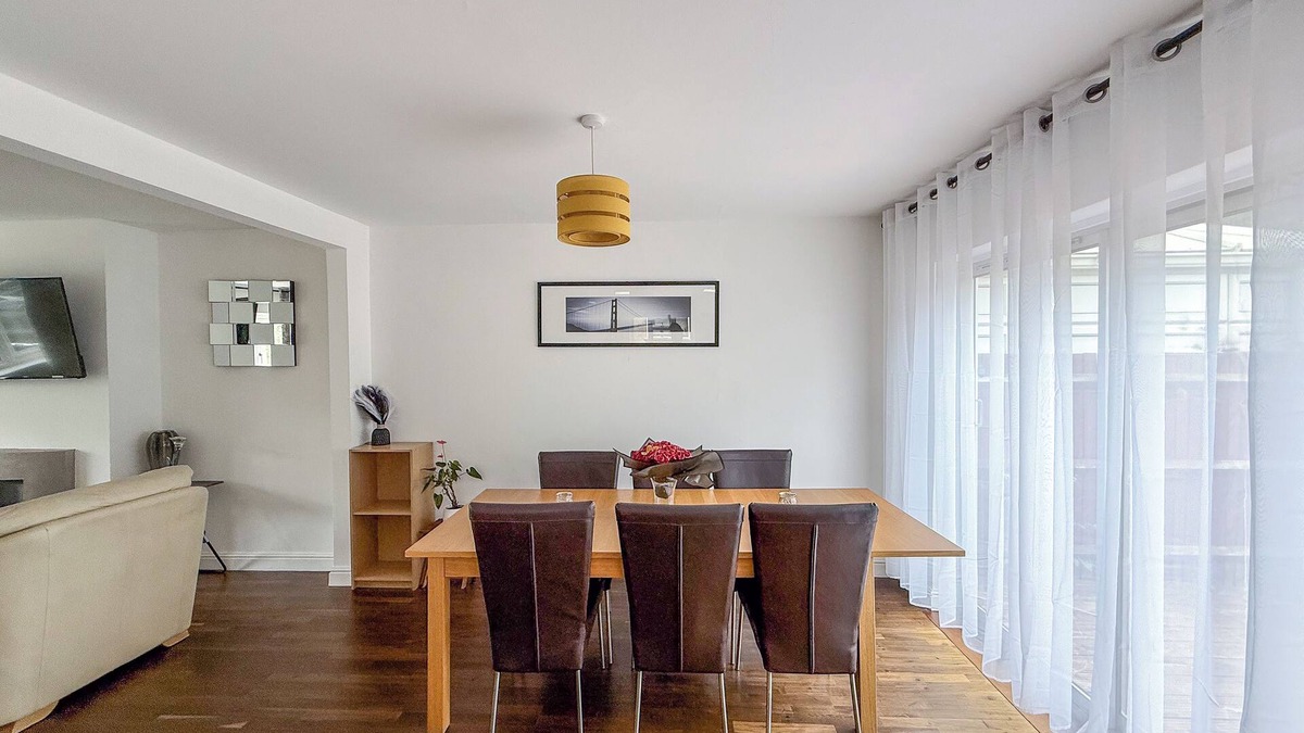 Farnborough and Crofton House | 4Bed Contractor Ready & Family Retreat -Private Parking plus Garden
