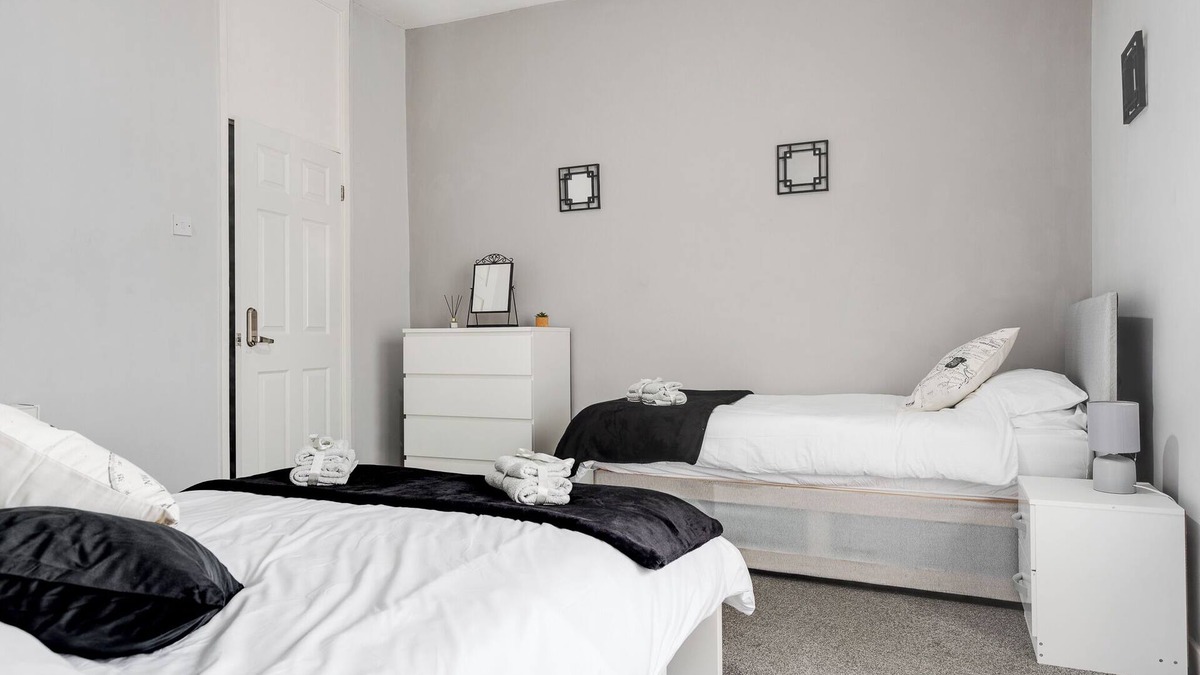 Bootle House | 4Bed Contractors + Long Term Free Parking