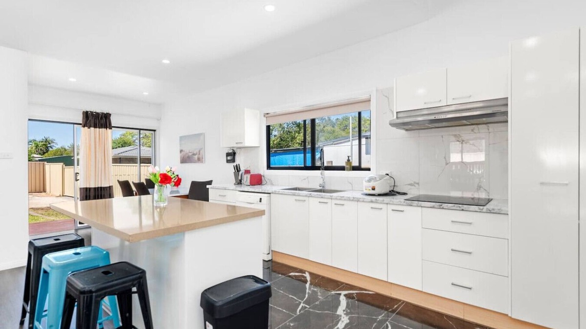 Tuggerah House | 4Bed Modern Oasis by Station