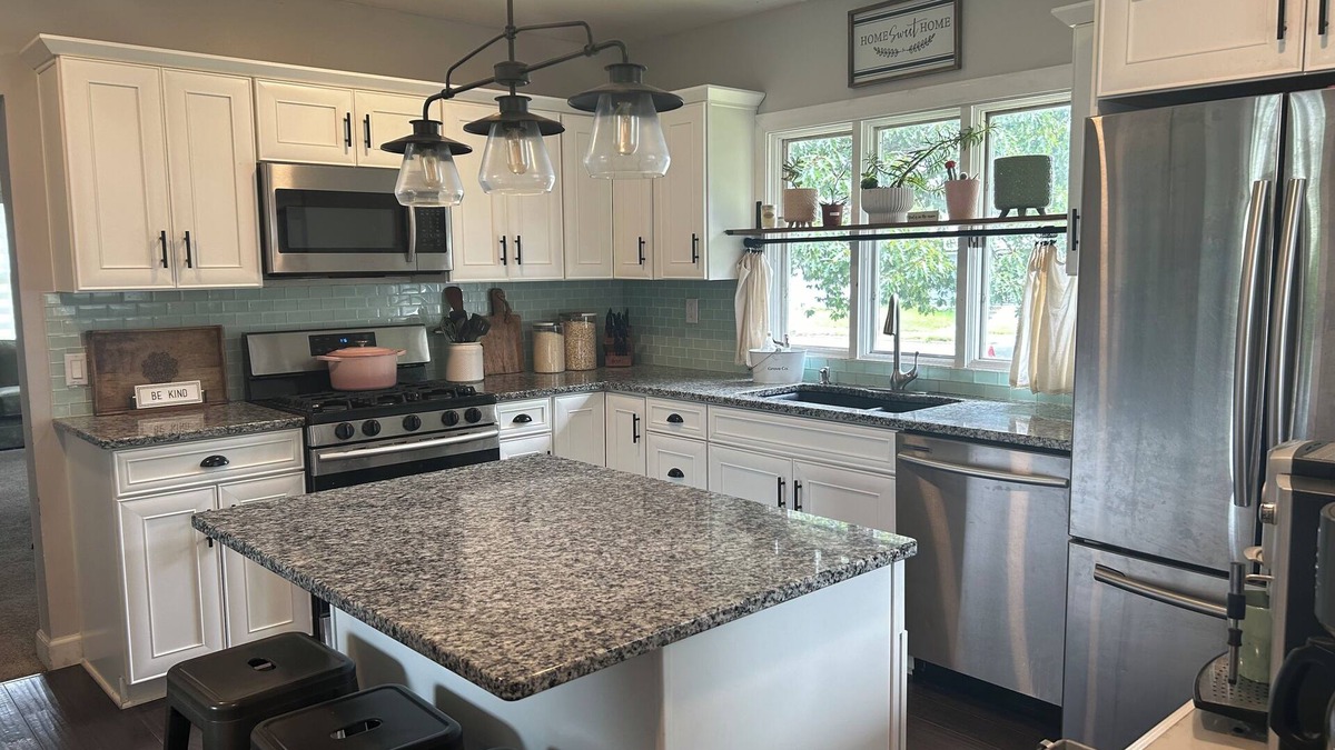 Cloquet House | 4bedroom, 3 bath Farmhouse, 12 min to Jay Cooke!