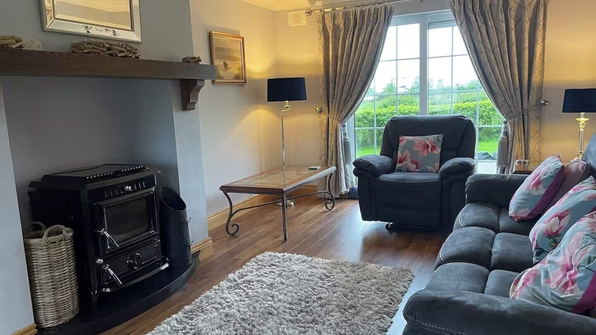 Letterkenny House | 4Bedroom House-Letterkenny-PrivateGarden-Sleeps 7