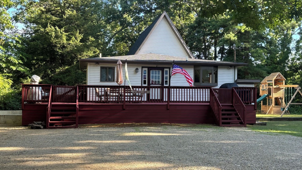 Sturgis House | 4BR/2.5 BA Family friendly get away for lake fun, wedding, reunions, and more!