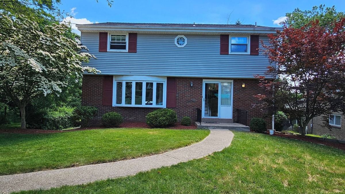 Murrysville House | 4BR, 2.5 bath, 2 Garage, large deck and office space in Murrysville PA