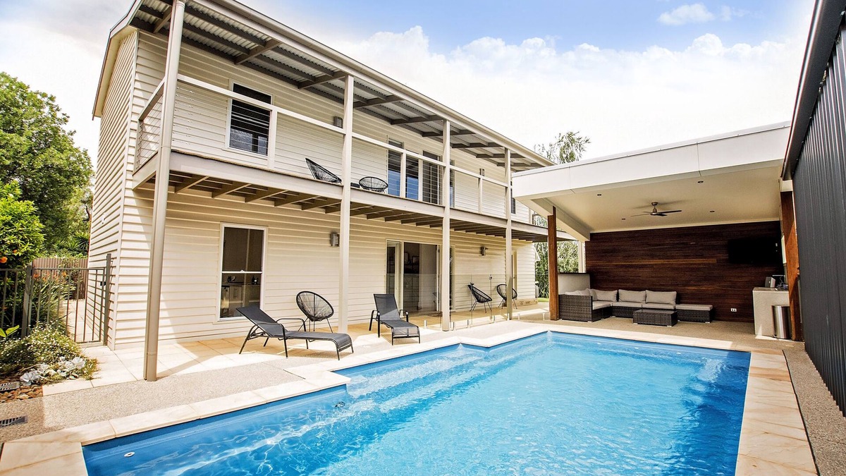 Echuca House | 4BR * 2 BA * Sleeps 10 * Pool * Close to Town & Boat Ramp