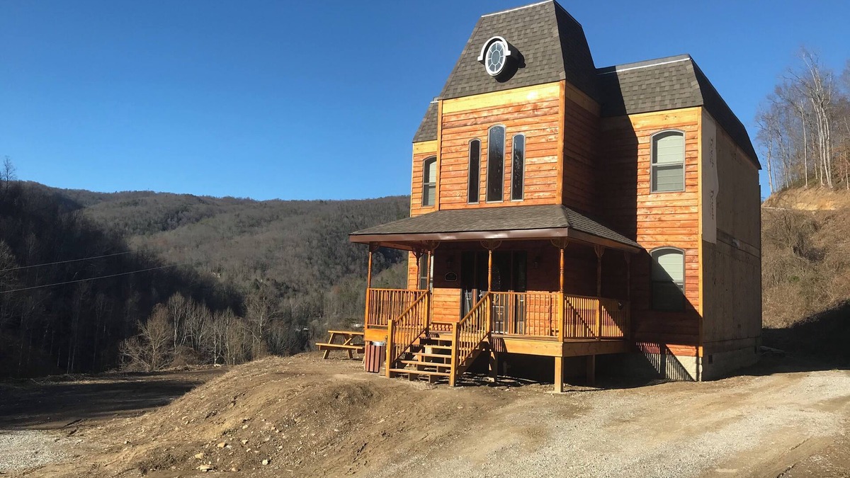 Lejunior Cabin | 4BR 2 bath house with full kitchen, living room, hot tub and game room.