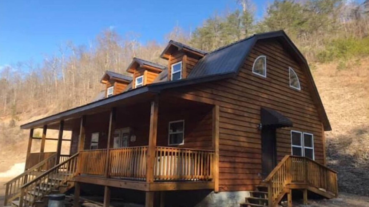 Lejunior Cabin | 4BR 2 Bath w/hot tub and game room. Within 10 mins of Harlan & Cumberland.