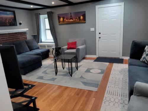 Upper Darby House | 4BR 2 baths home Near Train Shopping and Dining