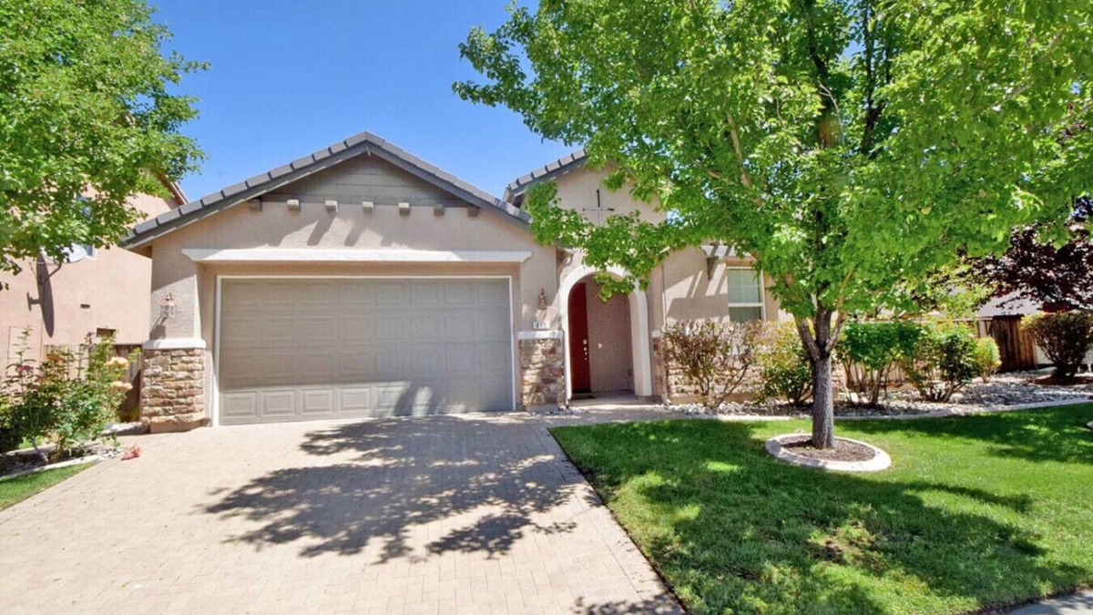 Reno House | 4BR, 20 min to Lake Tahoe & Reno, King Bed, Garage