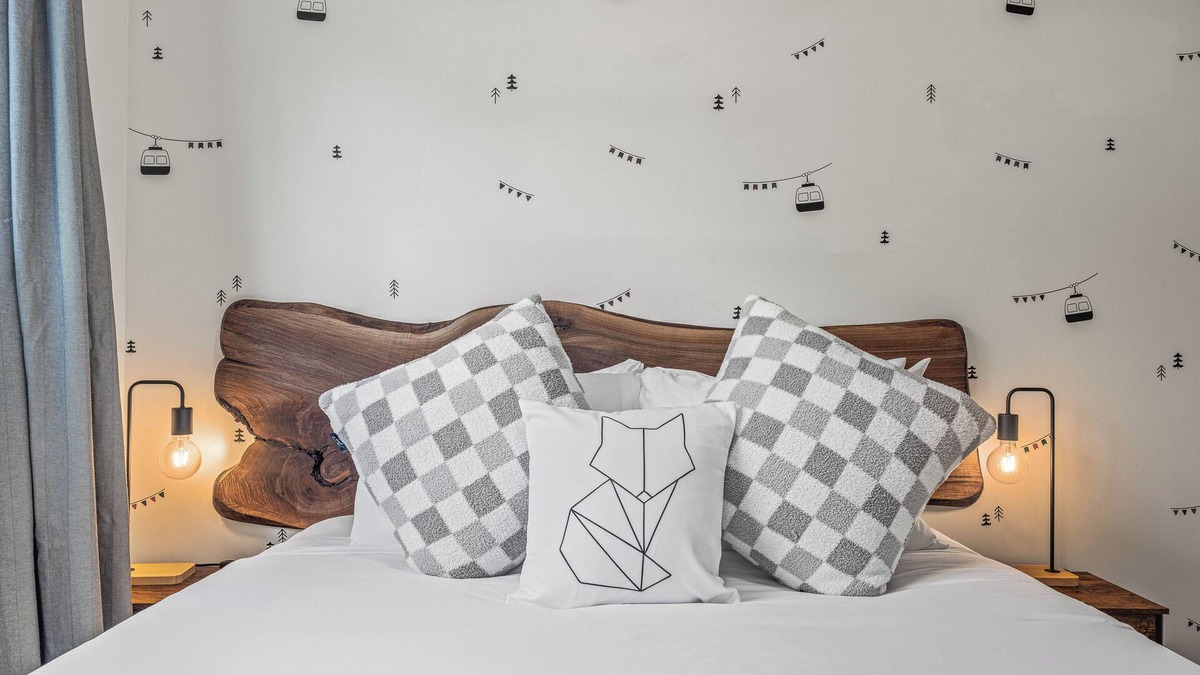 Teepee Town House | 4BR 2000sqft Chalet by DT: 15mins to Banff, Epic MTN Views, 2-min Walk to Shops