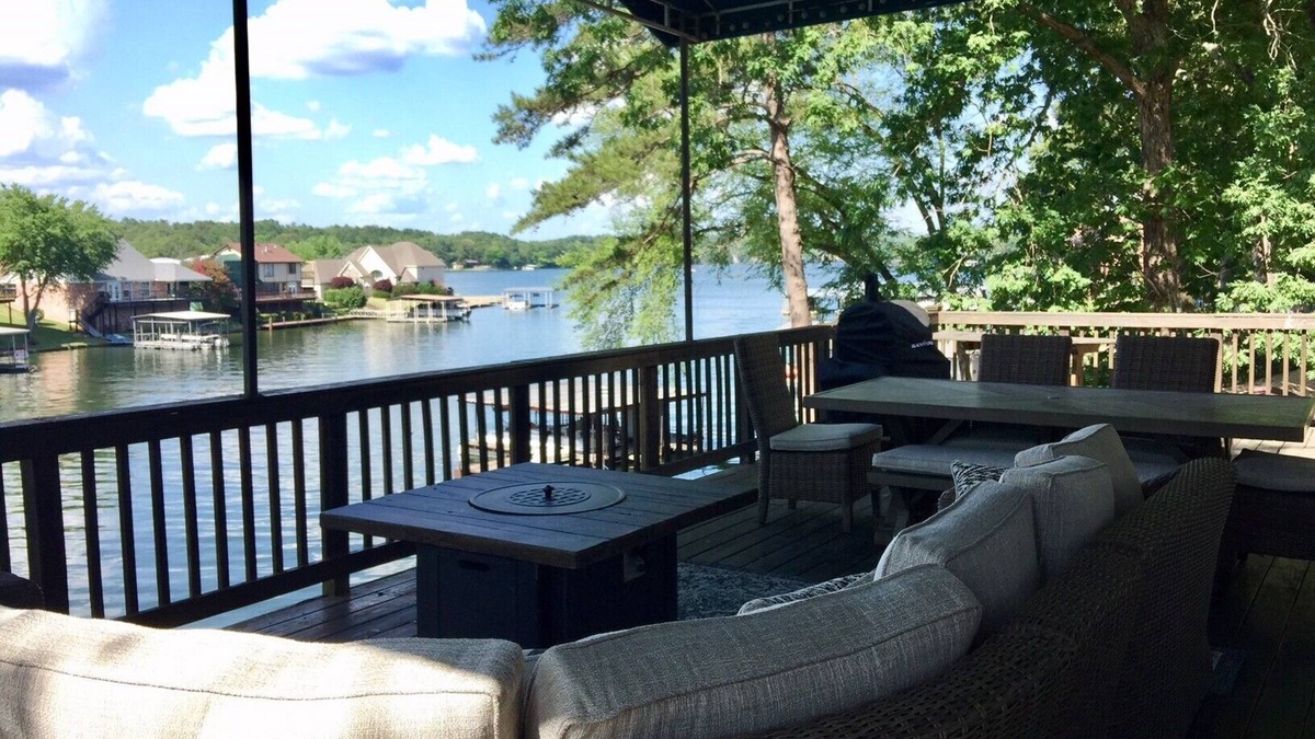 Lakeland House | 4BR/2BA And 2 Living Areas. Large Deck. Double Dock Sleeps 10