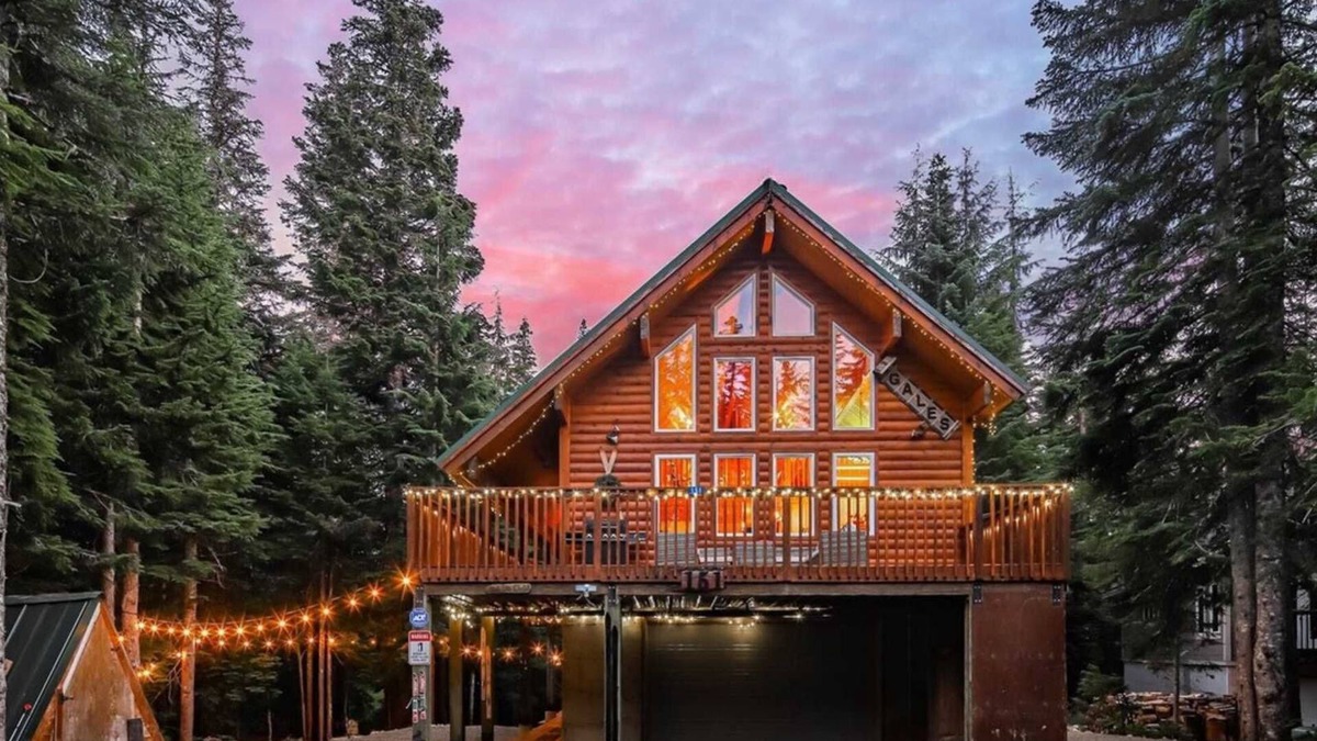 North Bend House | 4BR Alpine Retreat on Creek, Near Hiking & Biking