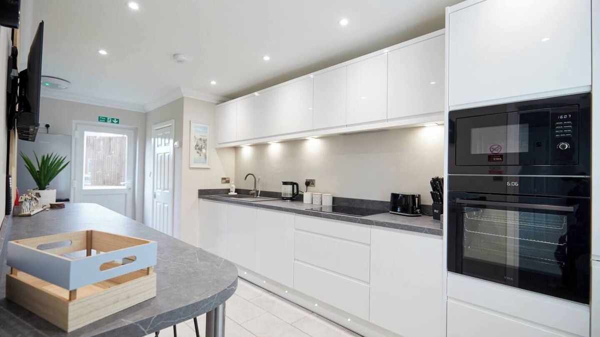 Norwich House | 4BR Barnesdale Road for Long Term Stay and Workers