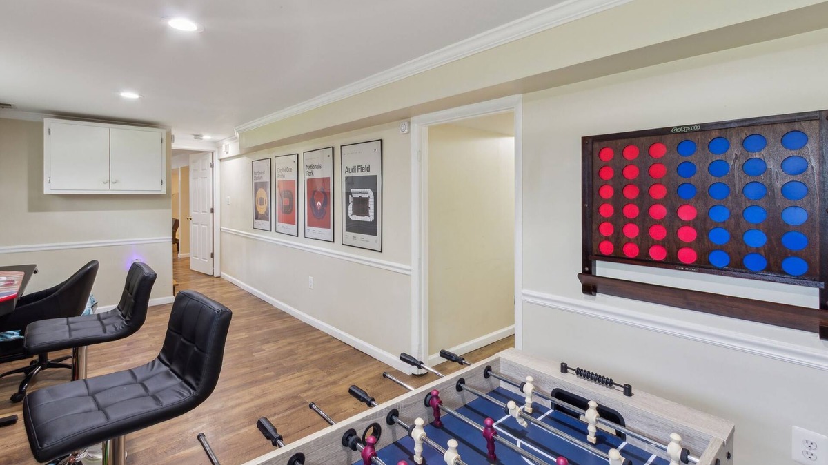 Seminary Hill House | 4BR Family Getaway w/King Bed + 5 TVs, Mins to DC/OldTown,Gameroom,Pet Friendly