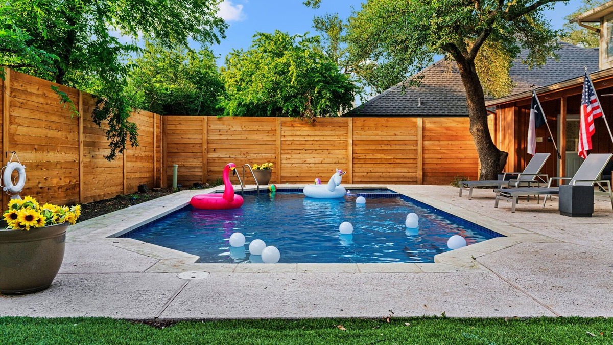 Milwood House | 4BR ~Heated Pool+Jaccuzi+Sauna+PoolTable+Arcades+Karaoke Stage - near Domain