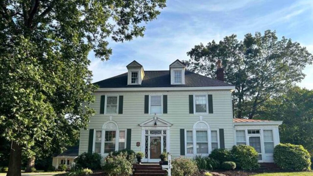 Reidsville House | 4BR Historic Home and 2BR Guest House in Reidsville