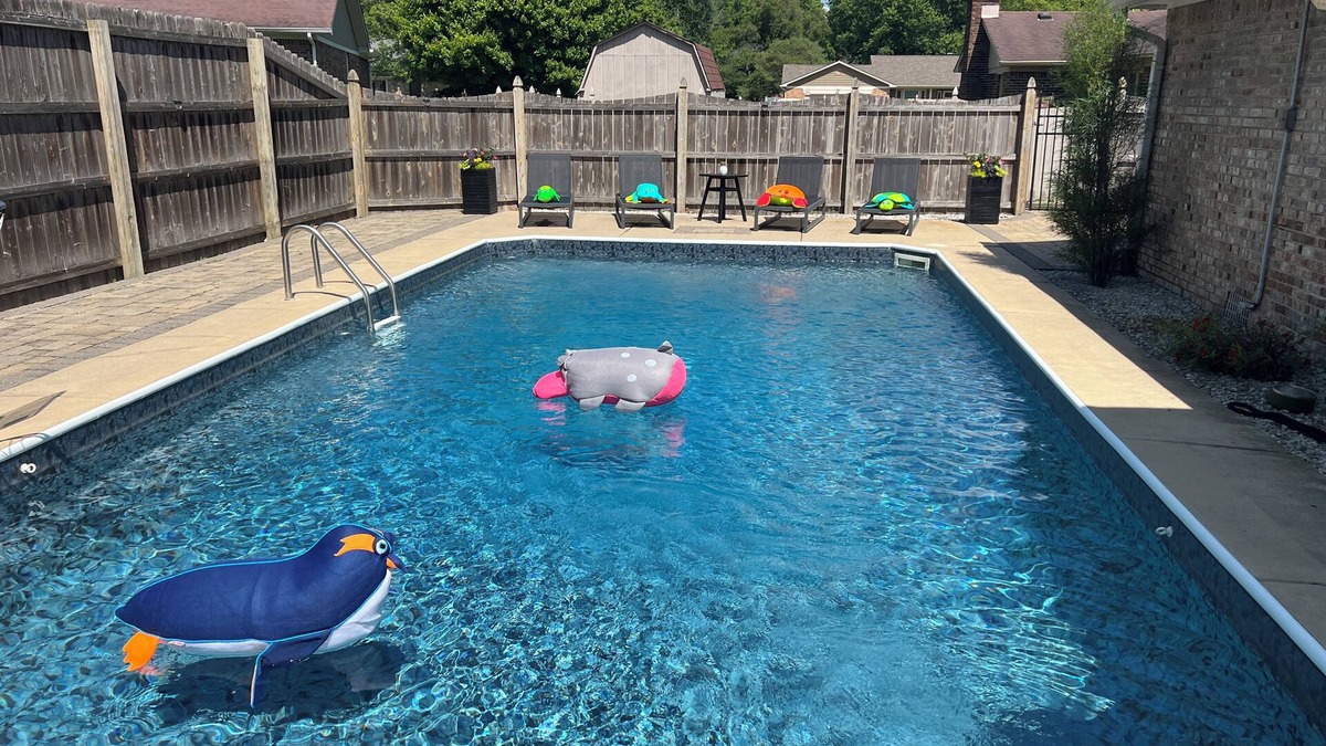 Plainfield House | 4BR Home w/Heated Pool, Arcade & More – less than 10 Min from Airport