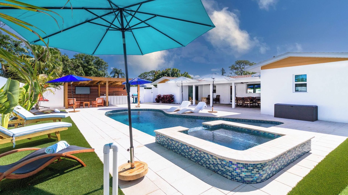 Bradenton House | 4BR Home with Heated Pool & Outdoor Lounge Near AMI Beaches