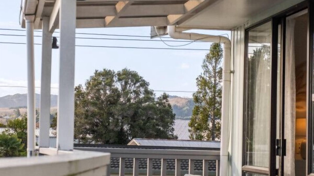 Gisborne House | 4BR house 900m to Town & Beach!