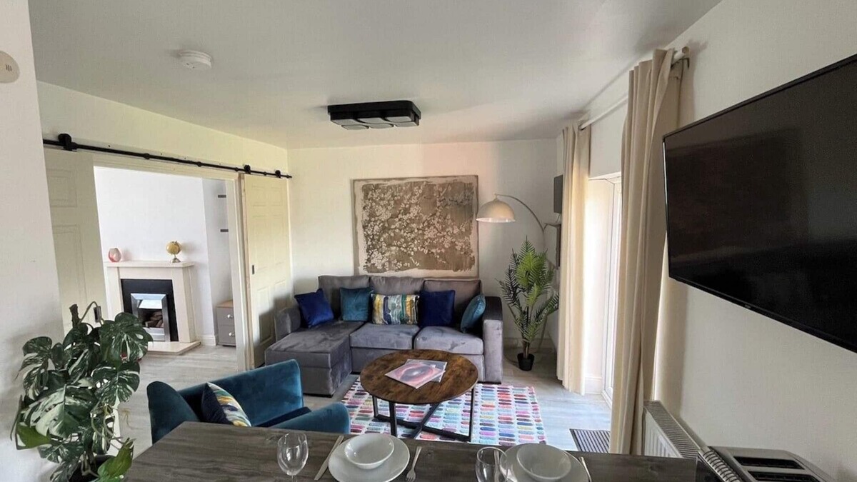 Binley House | 4BR House w/Garden & Parking