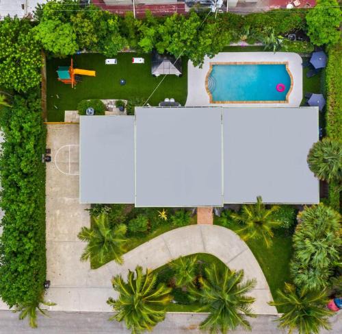 Palm Beach - West Palm Beach House | 4BR Intracoastal Retreat with Pool Games & More