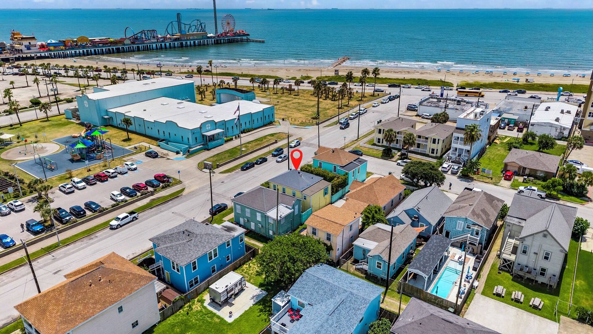 Galveston House | 4BR Island Getaway–Walk to Seawall & Pleasure Pier