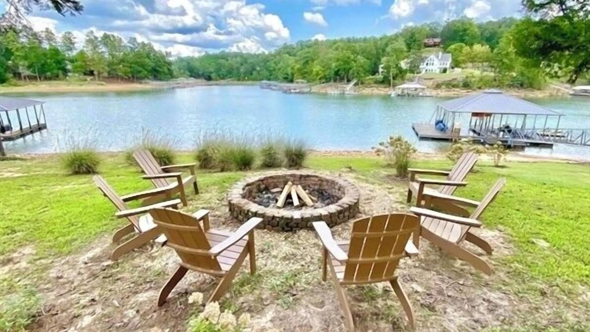 Double Springs House | 4BR Lakeview Escape | Dock Access, Kayak & Firepit