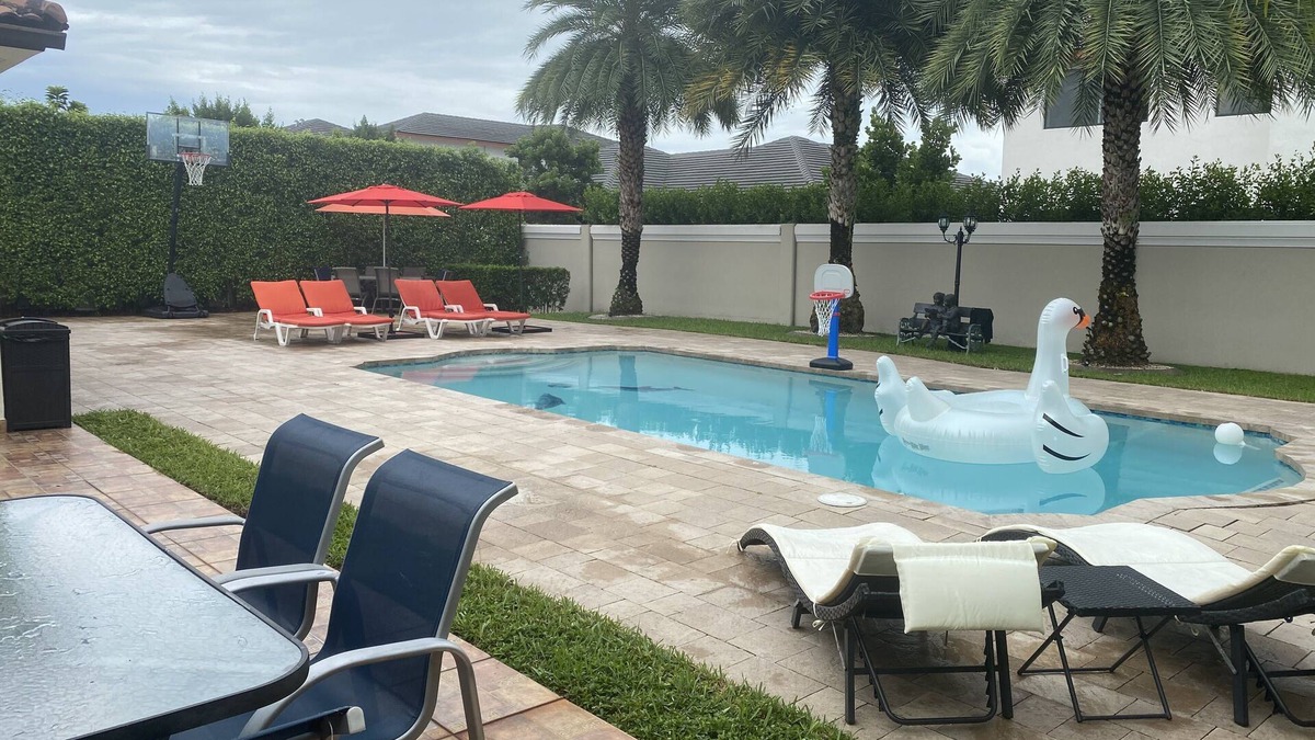 Miami Lakes House | 4BR Luxury Pool Home in Miami Lakes - Fully Equipped for Long Stays