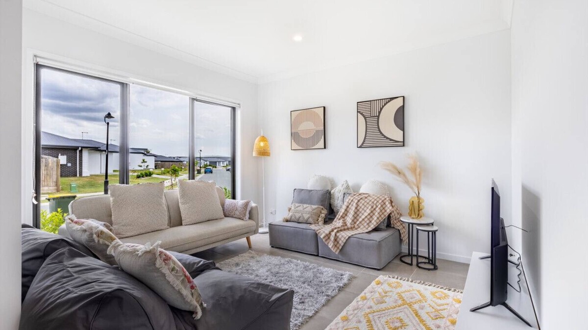 Browns Plains House | 4BR Newly furnished Cozy house @Brownsplain