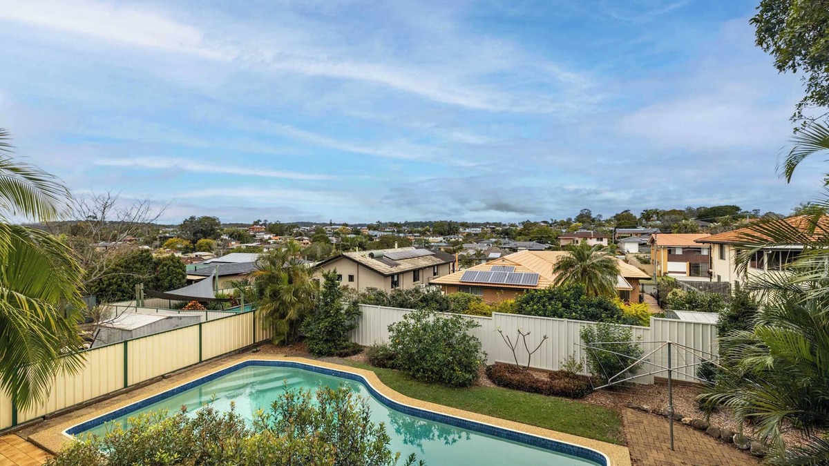 Rochedale South House | 4BR Retreat with Pool & Scenic High Steps View