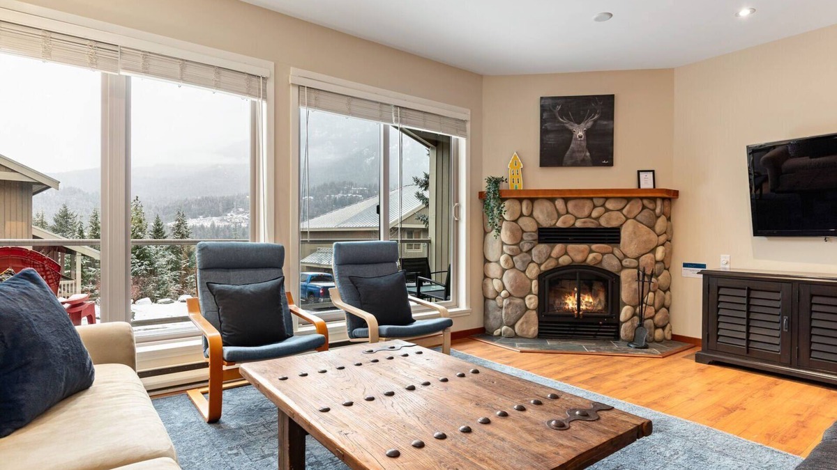 Blueberry Hill House | 4BR Spacious Townhome w/Lake & Mtn View | Gourmet Kitchen | Double Garage | Balcony